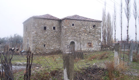 Una tipica casa fortificata, detta “culla”, nella Zadrima 